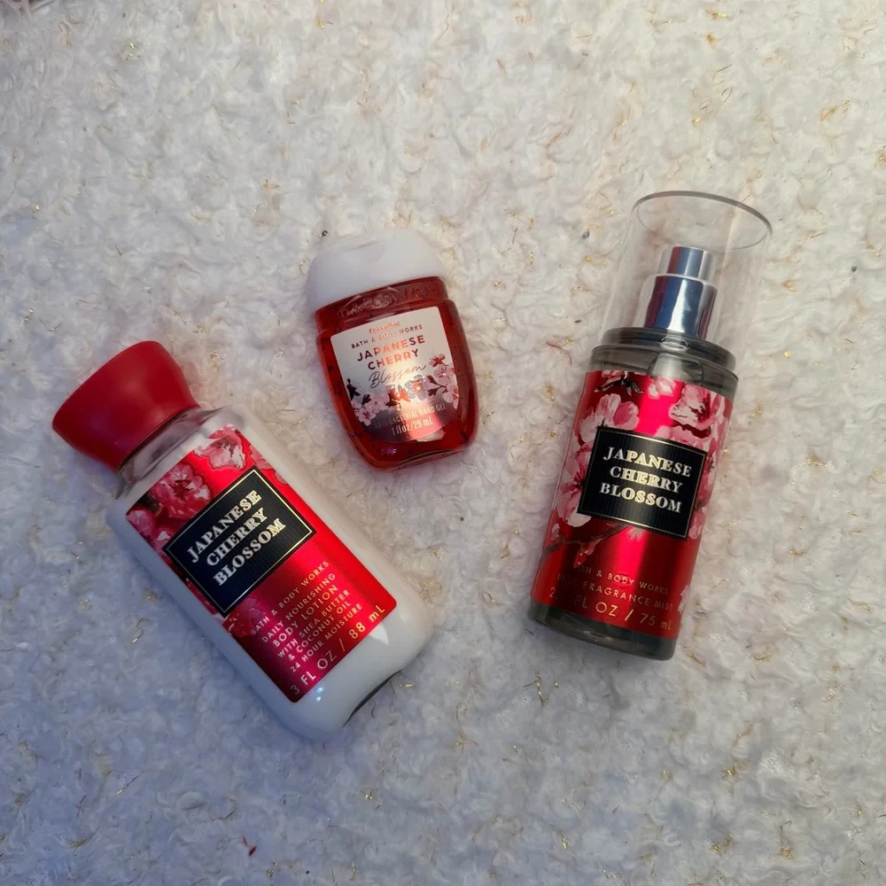Bath & Body Works Very‎ Merry Cherry Set - Red